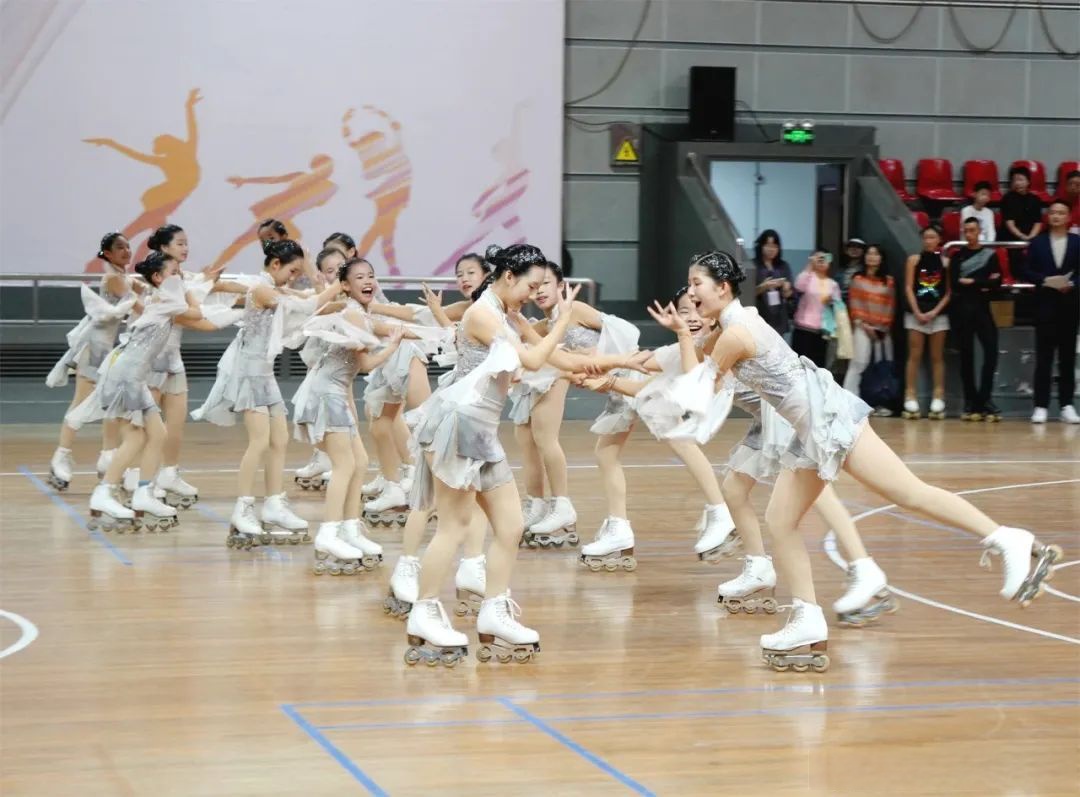 九游娱乐-大型花样轮滑表演，青春舞动精彩纷呈