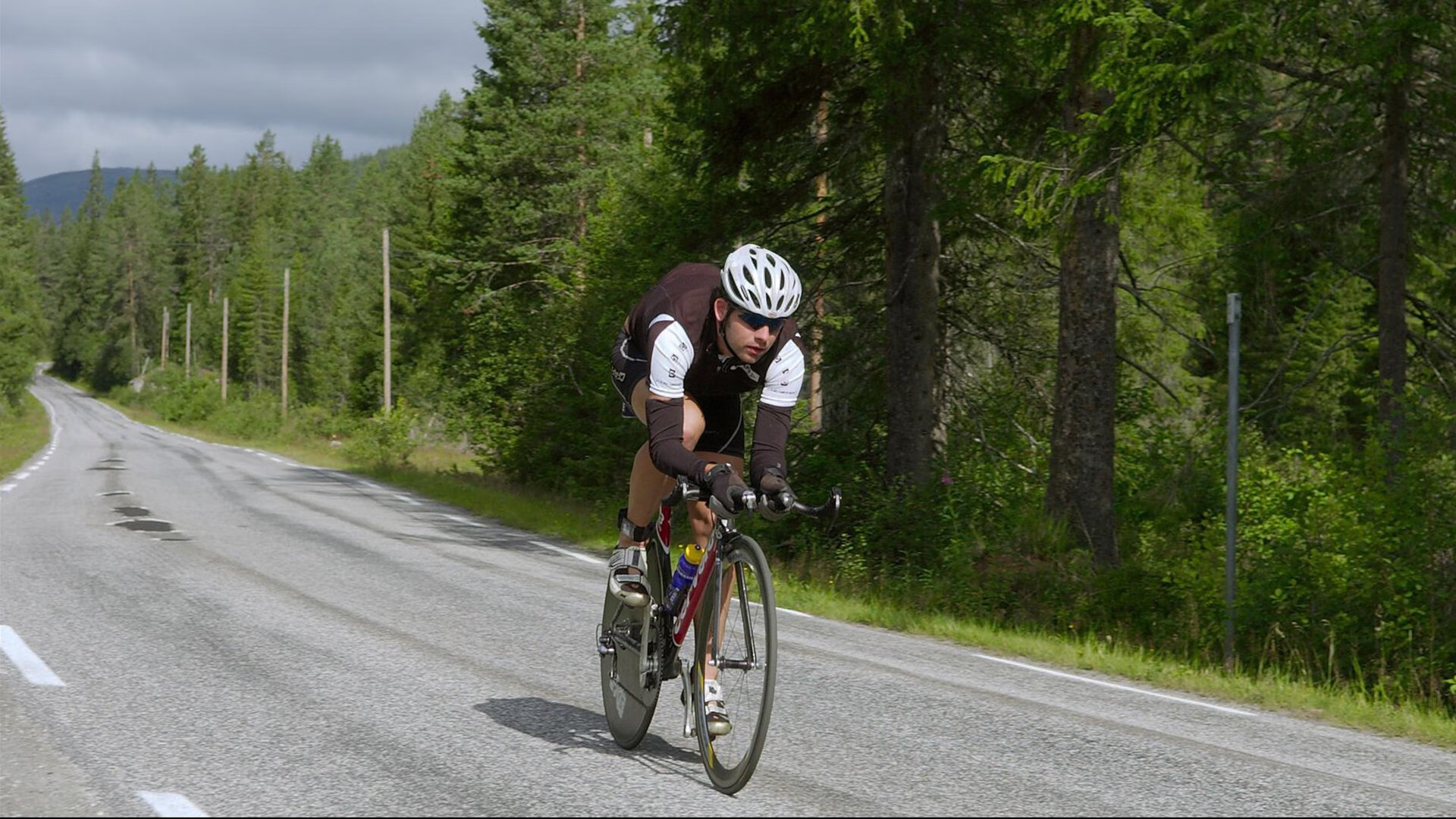 _极限攀岩比赛：迎难而上的勇者之战_，极限攀爬第一人坠亡